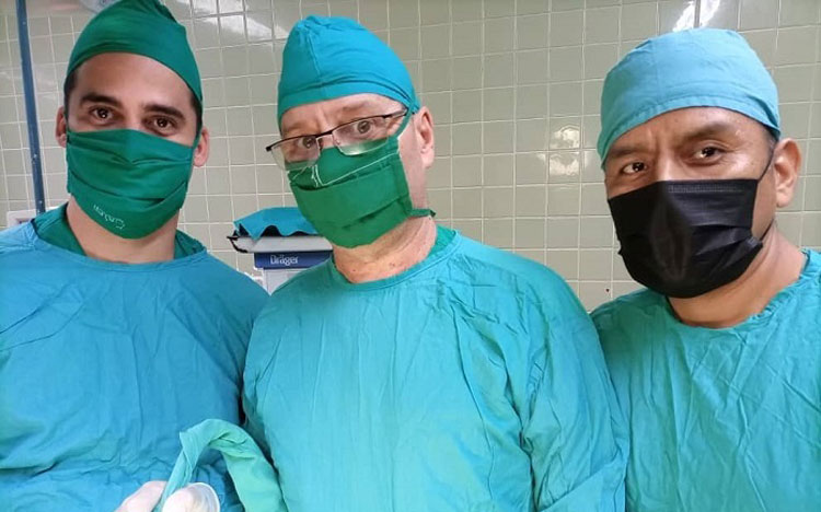 Ya en pleno quirófano, el equipo está listo para iniciar la operación. Observe el craneómetro protegido en su funda verde, y útil ante coágulos de sangre o hematomas cerebrales, en la reparación de aneurismas en esa zona, en malformaciones arteriovenosas y daños en el tejido que cubre la corteza cerebral, entre otros fines. Ya en pleno quirófano, el equipo está listo para iniciar la operación. Observe el craneómetro protegido en su funda verde, y útil ante coágulos de sangre o hematomas cerebrales, en la reparación de aneurismas en esa zona, en malformaciones arteriovenosas y daños en el tejido que cubre la corteza cerebral, entre otros fines.
