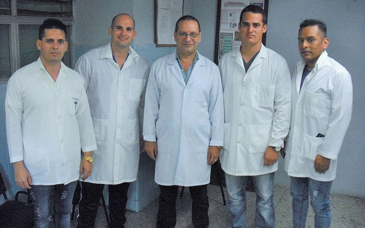 Parte del equipo de Neurocirugía Pediátrica. Junto al profesor Camacho (en el centro) aparecen, de izquierda a derecha, los doctores Diardy Ruiz Moya, Héctor Luis Méndez Mederos, Ramón Sarduy Arana y Yonny Martín Osco Mendoza. Parte del equipo de Neurocirugía Pediátrica. Junto al profesor Camacho (en el centro) aparecen, de izquierda a derecha, los doctores Diardy Ruiz Moya, Héctor Luis Méndez Mederos, Ramón Sarduy Arana y Yonny Martín Osco Mendoza.