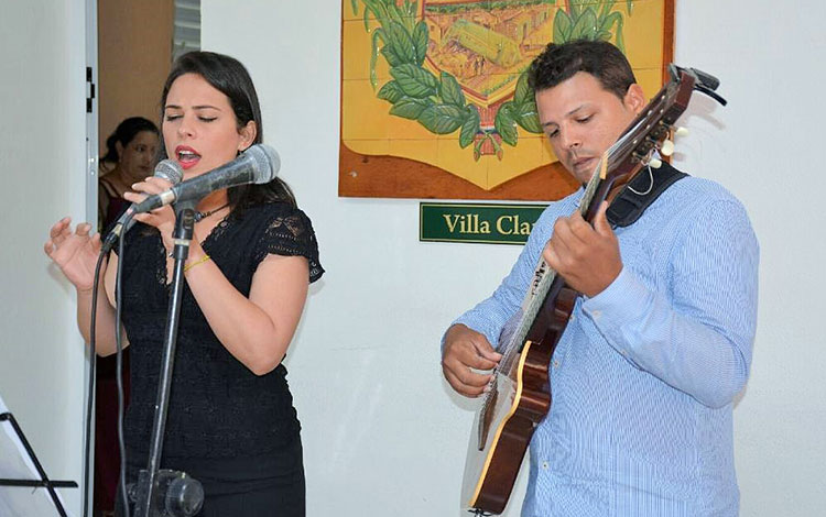 Cantante Anaili Pérez y el guitarrista Yoandy Guerra. Cantante Anaili Pérez y el guitarrista Yoandy Guerra.