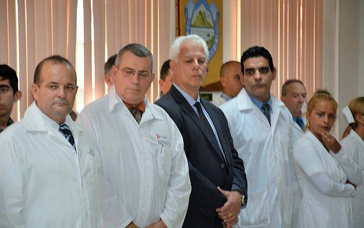 Doctor argentino Luis Dante Barja junto a colegas del Cardiocentro Ernesto Che Guevara, de Villa Clara. Doctor argentino Luis Dante Barja junto a colegas del Cardiocentro Ernesto Che Guevara, de Villa Clara.