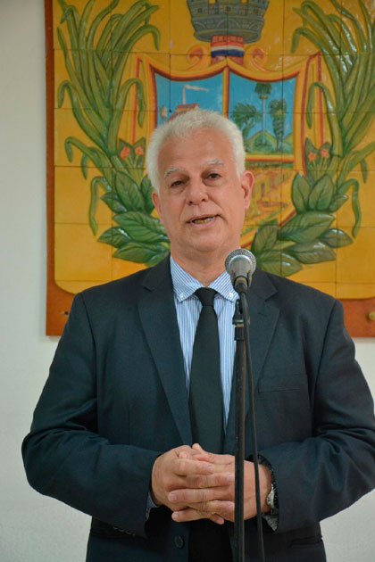 Doctor Luis Dante Barja pronuncia palabras de agradecimiento. Doctor Luis Dante Barja pronuncia palabras de agradecimiento.