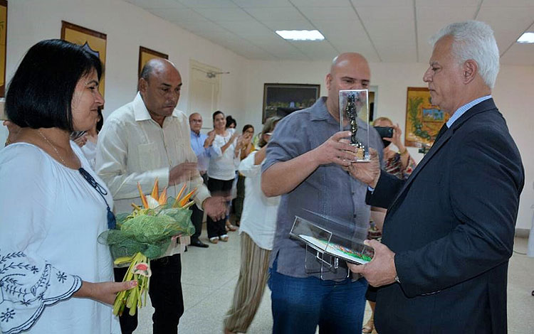 Primer secretario del Partido en Villa Clara entrega reconocimiento al doctor argentino Luis Dante Barja. Primer secretario del Partido en Villa Clara entrega reconocimiento al doctor argentino Luis Dante Barja.