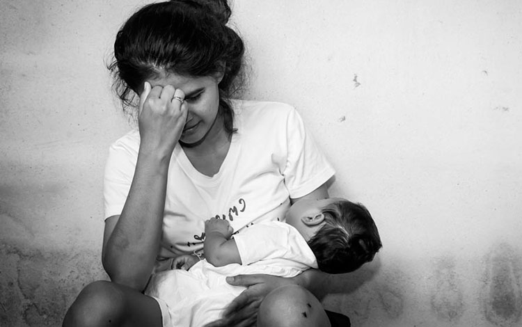 Madre adolescente con expresión de agobio. Madre adolescente con expresión de agobio.