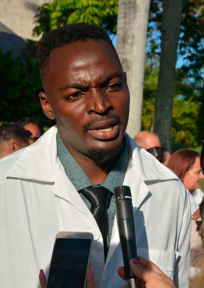 Ibrahim Saidou Mamadu, de Níger, graduado extranjero integral. Ibrahim Saidou Mamadu, de Níger, graduado extranjero integral.