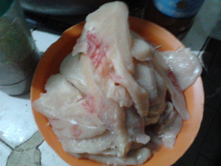 Carne de pollo no refrigerada. Carne de pollo no refrigerada.