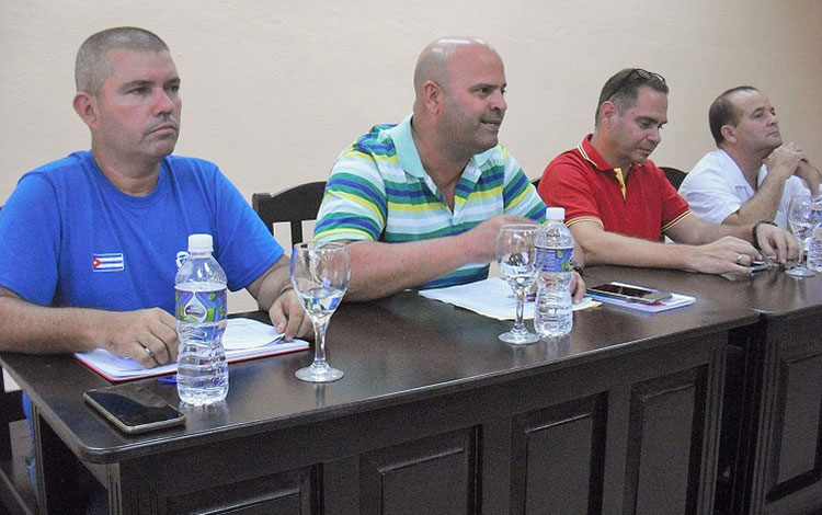 Osnay Miguel Colina Rodríguez, miembro del Comité Central y primer secretario del Partido en la provincia, en reunión de autoridades académicas y dirigentes estudiantiles de la Universidad de Ciencias Médicas de Villa Clara. Osnay Miguel Colina Rodríguez, miembro del Comité Central y primer secretario del Partido en la provincia, en reunión de autoridades académicas y dirigentes estudiantiles de la Universidad de Ciencias Médicas de Villa Clara.