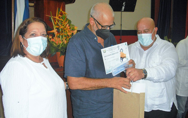 Reconocimiento a departamentos y servicios destacados del hospital Arnaldo Milián Castro, de Villa Clara. Reconocimiento a departamentos y servicios destacados del hospital Arnaldo Milián Castro, de Villa Clara.