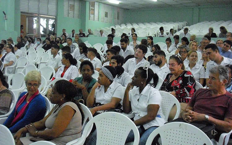 Asistentes a la conferencia de las doctoras españolas Luisa Márquez Rodríguez y María Jesús Enguídanos Floreani.