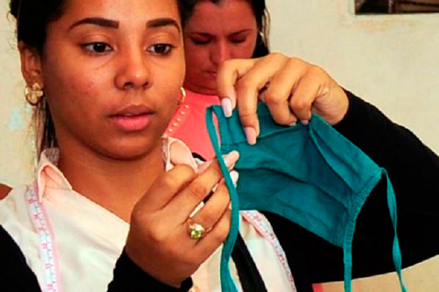 Mujer alista mascarilla sanitaria.