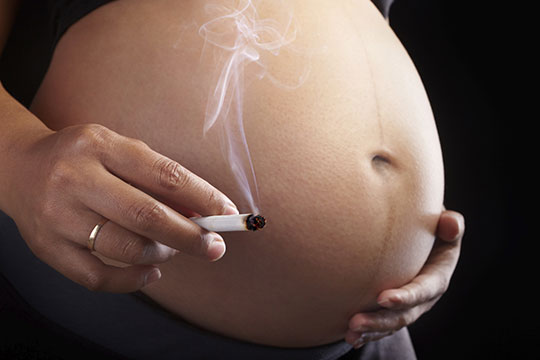 Embarazada fumando