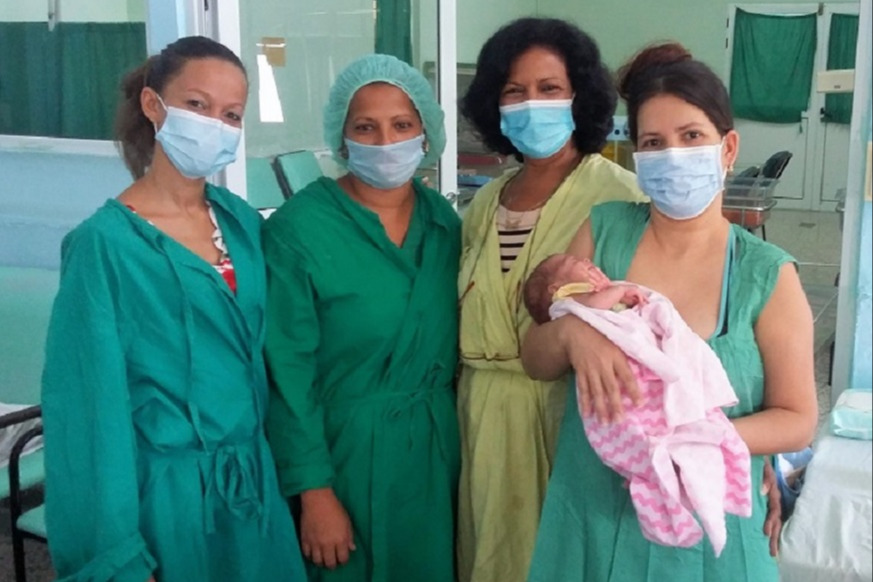 madre e hija junto a parte del equipo del servicio de Piel a Piel