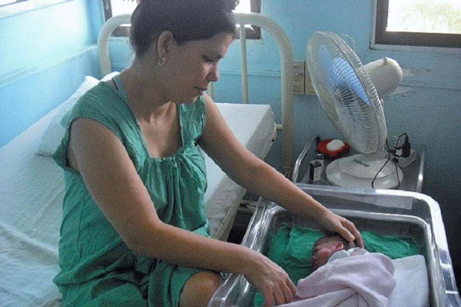 Kenia Gómez Duardo cuida de su hija Keyla Isabela, a cinco días de operada.