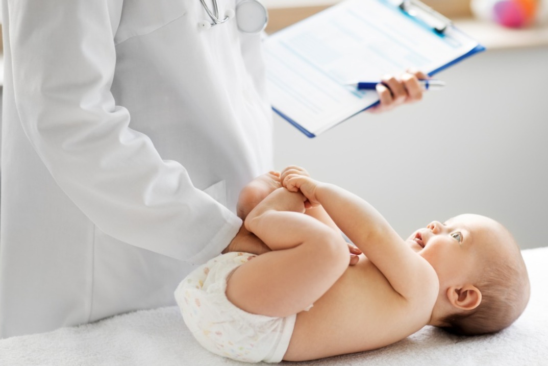 Niño atendido por un médico