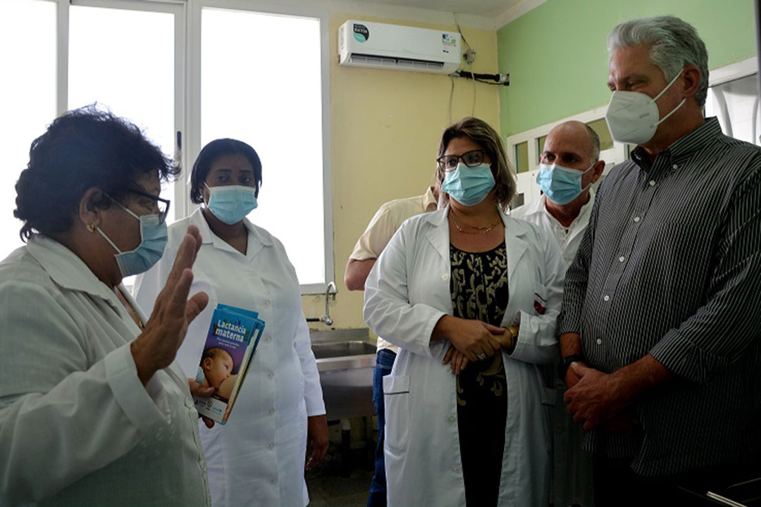 Reciente visita del presidente cubano, Miguel Díaz-Canel, al Banco de Leche Humana del hospital ginecobstétrico de Santa Clara, Cuba.