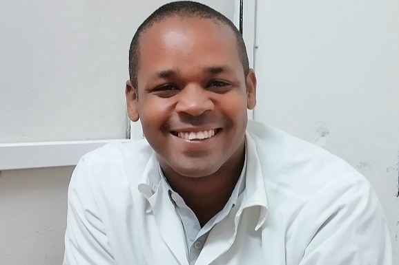 Dr. Rafael Abreu, microbiólogo