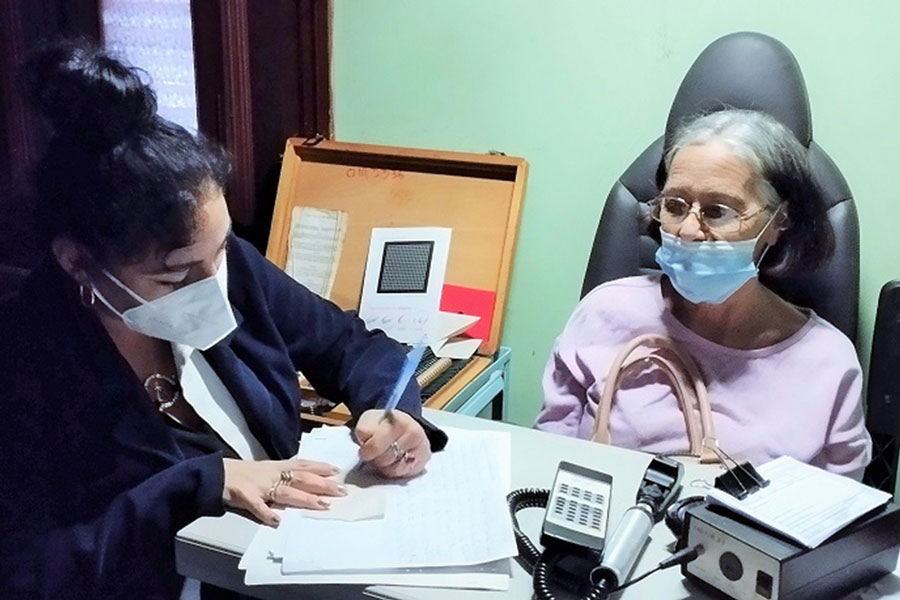 Paciente y optometrista en el Centro de Retinosis Pigmentaria de Villa Clara.