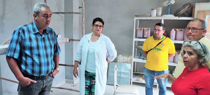  El coordinador de programas y objetivos en el Gobierno Provincial, Noel Chinea Pérez, chequea la marcha constructiva de lo que será el salón de espera para familiares en el Ginecobtétrico provincial. 