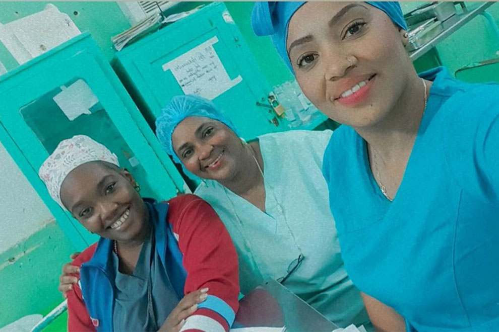 Mayelín Merconchini junto a compañeras del hospital materno de Villa Clara.