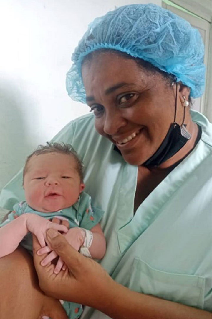Mayelín Merconchini Machado, enfermera del hospital materno Mariana Grajales, de Villa Clara, con un recién nacido..