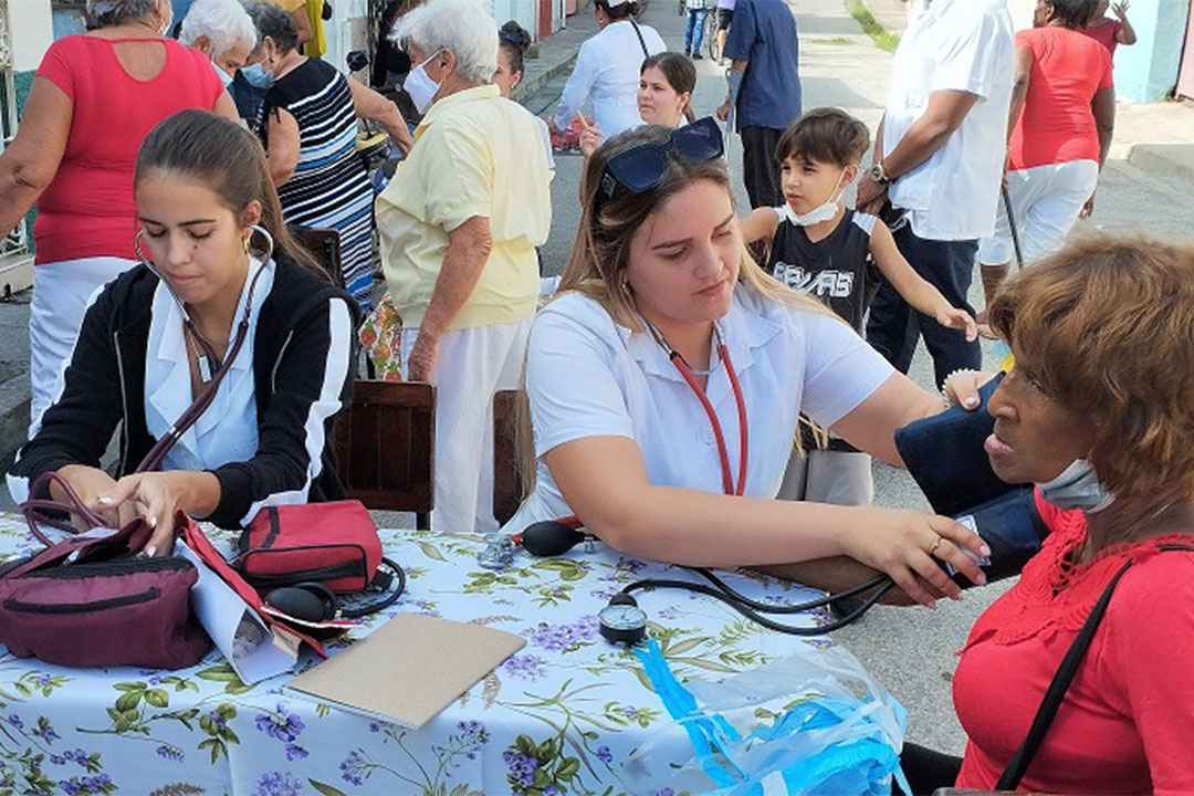 Estudiantes de Ciencias Médicas atendiendo a la población en una comunidad.