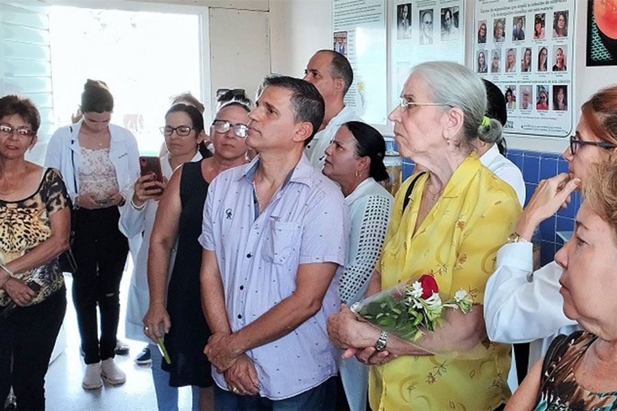 Participantes en la inauguración aprecian las muestra.
