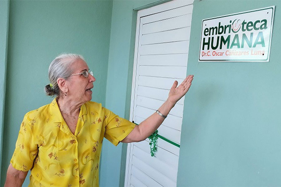 La Dra. Nélida Saraza develó la placa que a partir de este viernes 17 de mayo identifica la embrioteca humana de la Universidad Médica de Villa Clara.