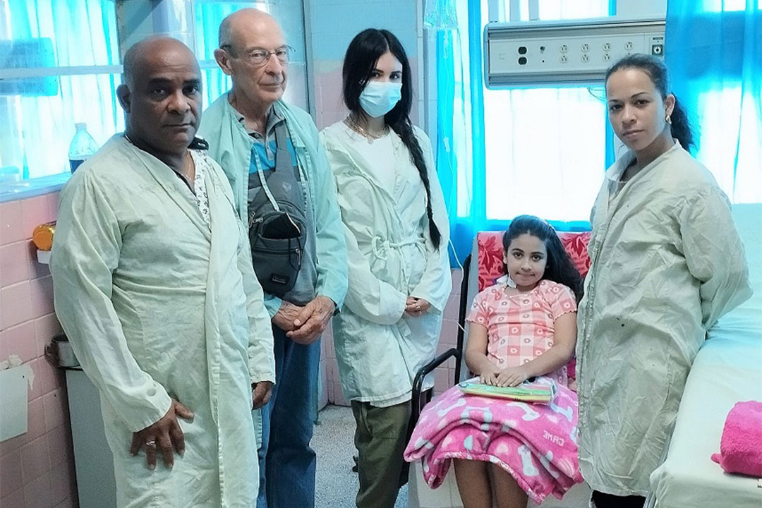 La niña Karol Águila y parte del equipo médico que participó en la intervención quirúrguica.