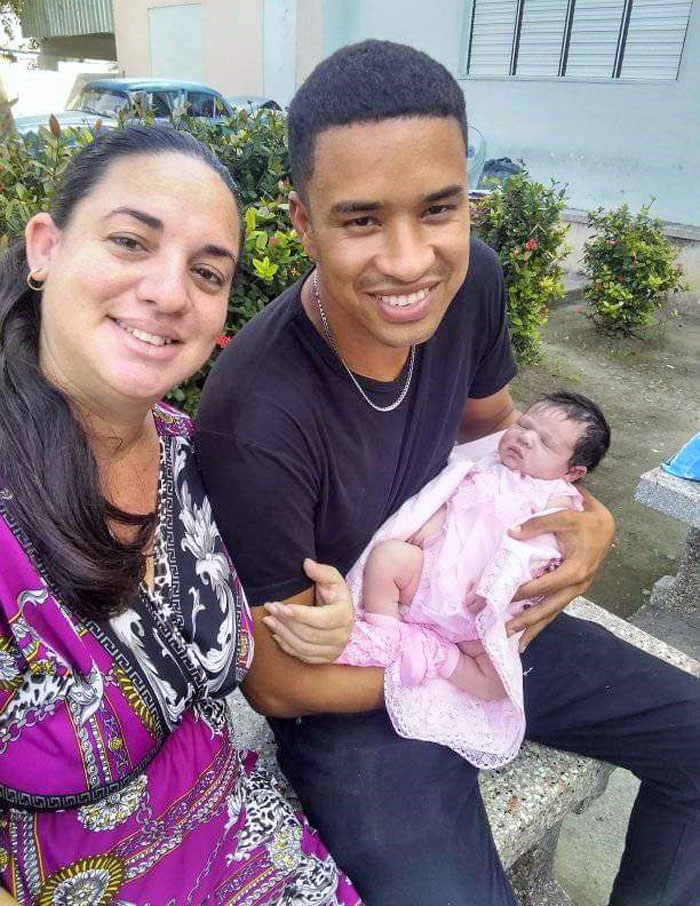 Misleidy Alonso García y su esposo Sandro González Pérez, con su hijo.