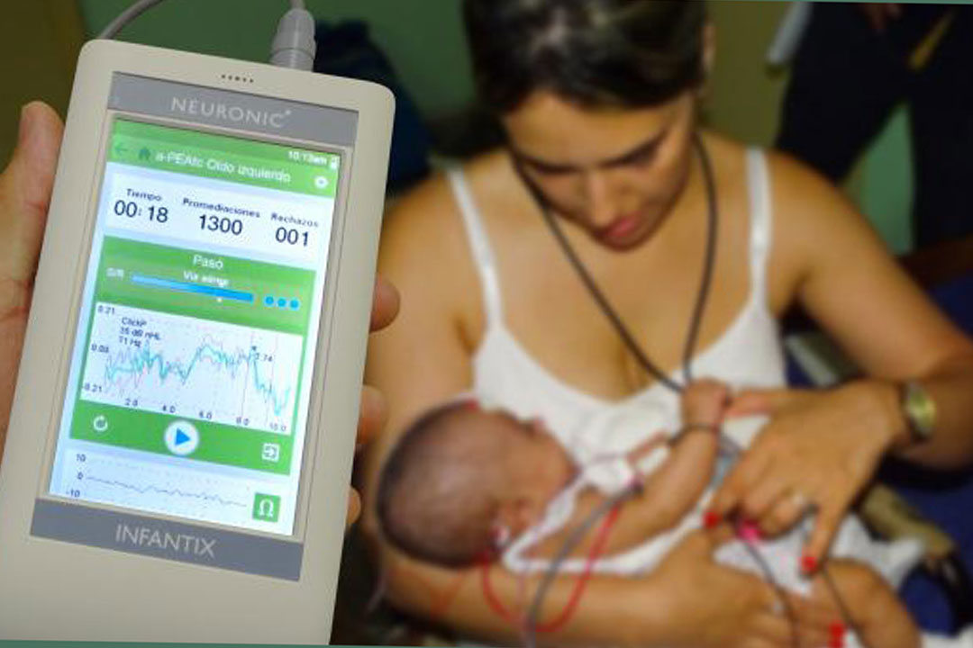 Madre con bebé con novedoso equipo médico