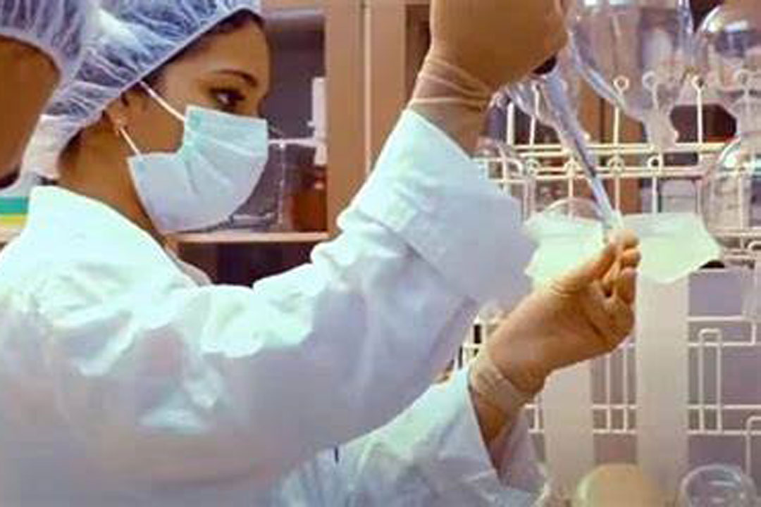 Investigadora en laboratorio