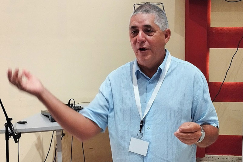 Dr. Ernesto Emilio Fleites Marrero, especialista en Ortopedia y Traumatología, y notable cirujano de columna espinal en la clínica central Cira García.
