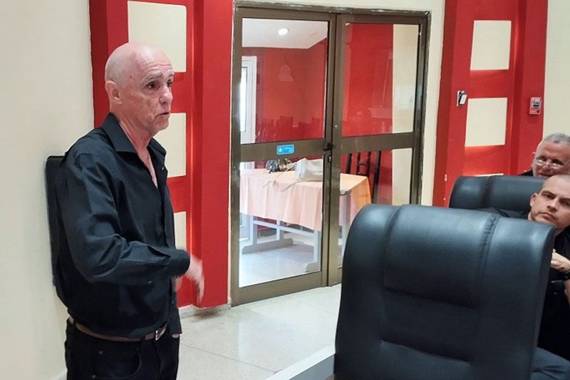 Prestigioso profesor Enrique de Jongh Cobo, especialista de I y II Grados en Neurocirugía.