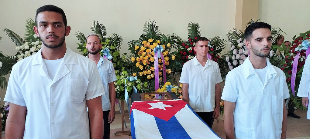 Guardia de honor de estudiantes de Medicina.