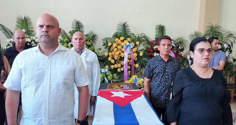 Primer secretario del Comité Provincial del Partido en Villa Clara y la gobernadora de la provincia realizaron la última guardia de honor al Dr. Armando Caballero.