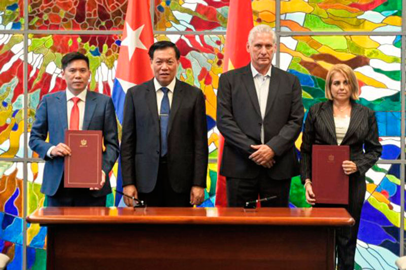 Presidente cubano, viceministro de Salud de Vietnam y representante de empresas biofarmacéuticas de Cuba y Vietnam.