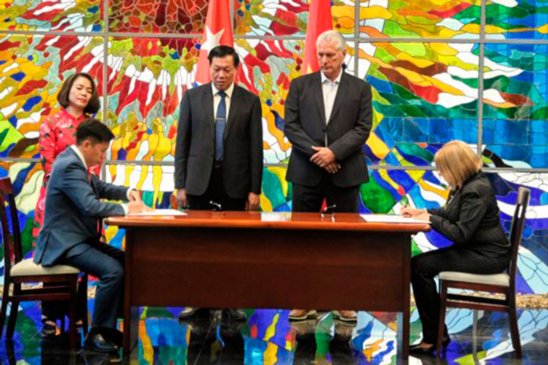 Firma del acuerdo de constitución de la empresa mixta biofarmacéutica entre Cuba y Vietnam.