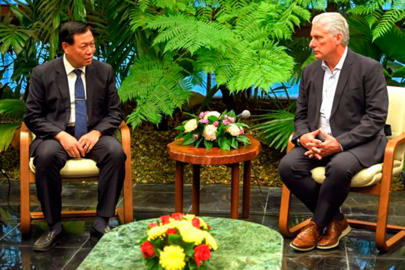 Encuentro entre viceministro de Salud de Vientnam y presidente cubano, Miguel Díaz-Canel Bermúdez.