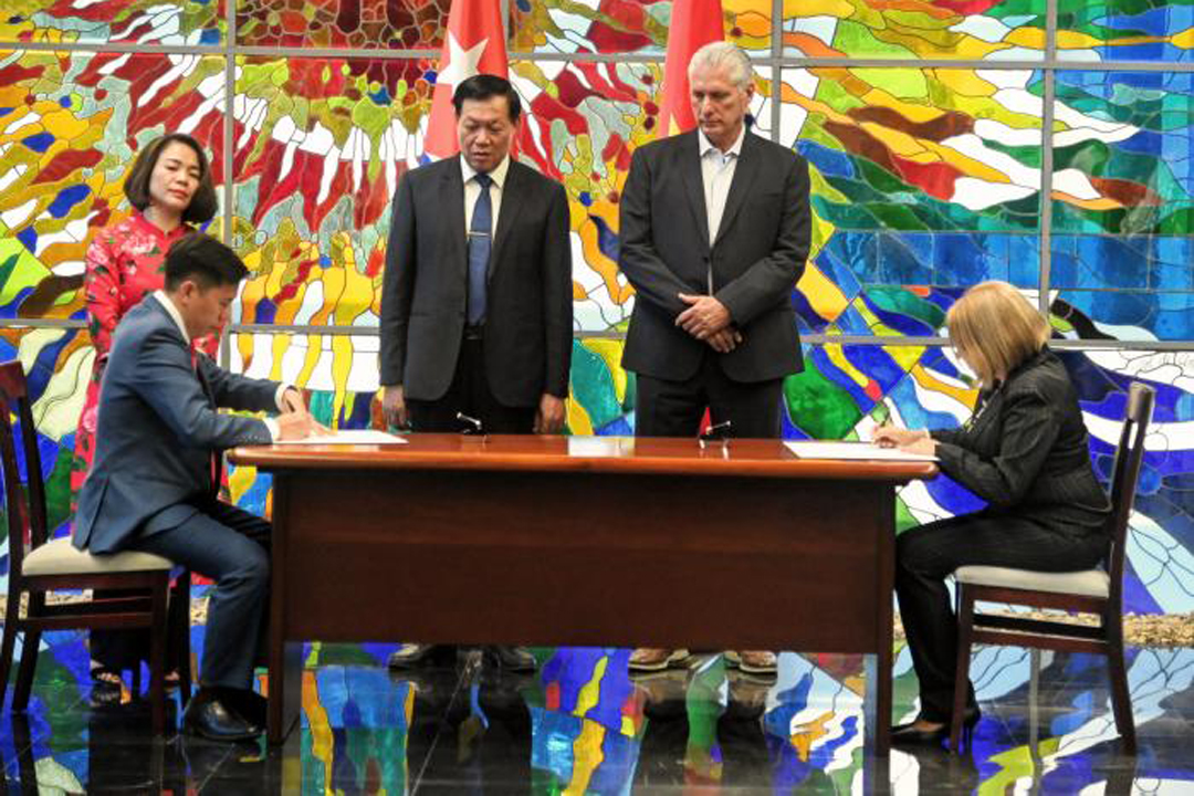 Firma de acuerdos Cuba-Vietnam