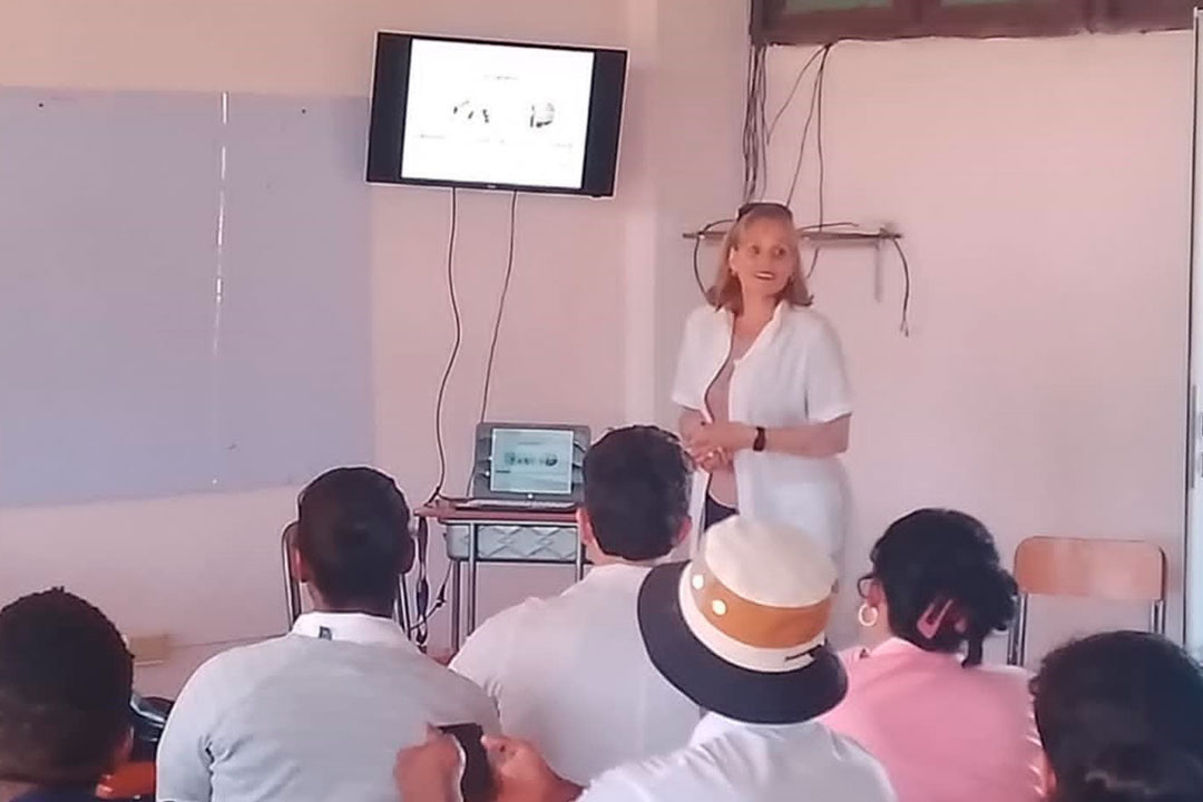 Conferencia en evento médico sobre riesgo cardiometabólico.