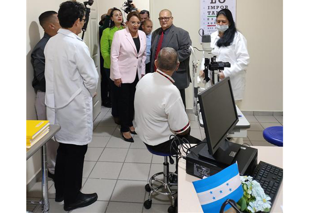 Xiomara Castro, presidenta de Honduras con médicos cubanos