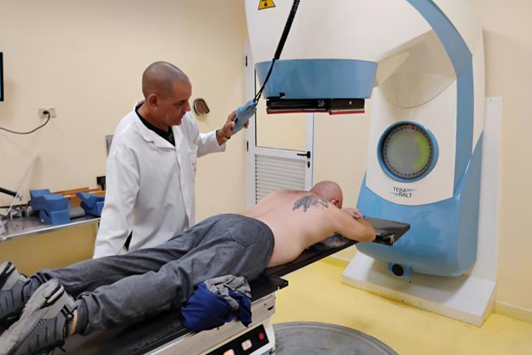 Paciente en equipo de radioterapia