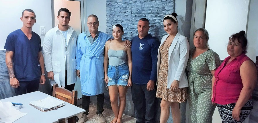 Natalia junto a sus padres y personal médico.