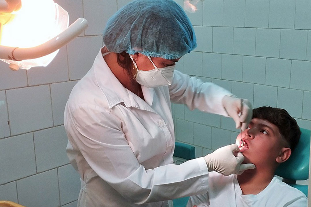 Doctora Yilian Jiménez Yong atendiendo a un paciente.