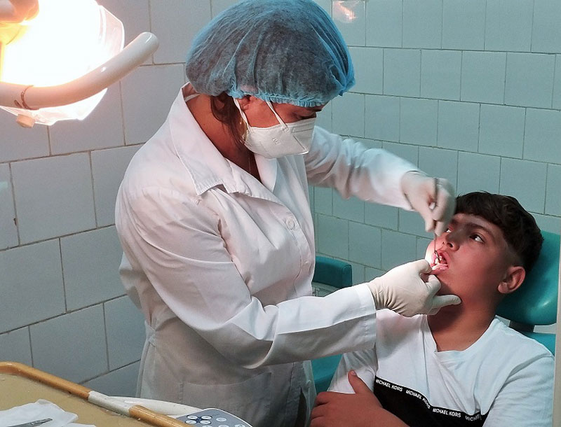 Doctora Yilian Jiménez Yong atendiendo a un paciente.