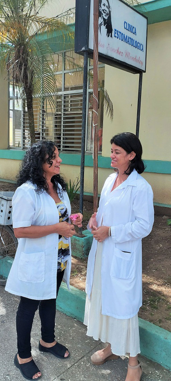 La Dra. Yilian Jiménez (a la derecha) intercambia con Sonia Amalia Valdés Sardiñas, jefa del Departamento de Docencia e Investigaciones de la clínica estomatológica docente Celia Sánchez Manduley.