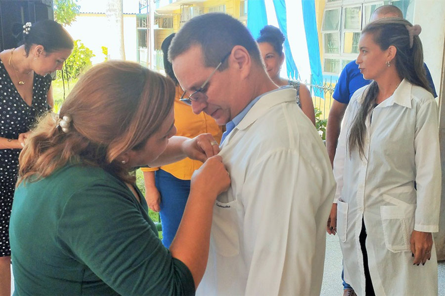 La Distinción Manuel Piti Fajardo fue impuesta al neurocirujano e innovador Ángel Camacho Gómez, por Susely Morfa González, primera secretaria del Comité Provincial del Partido en Villa Clara.