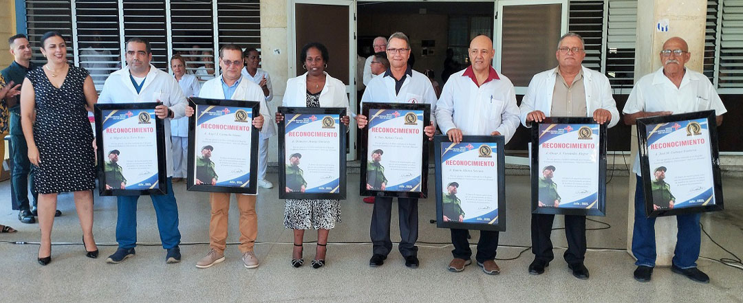 El diploma para los directivos que ha tenido el centro asistencial en las últimas décadas. (Foto: Ricardo R. González)
