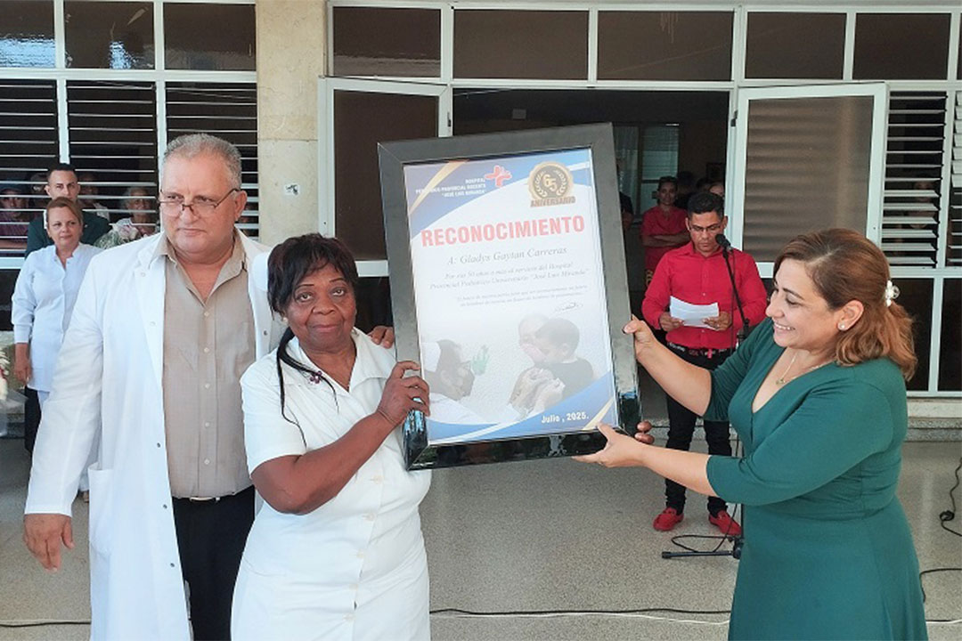 Reconocimiento a la enfermera Gladys Gaytán.