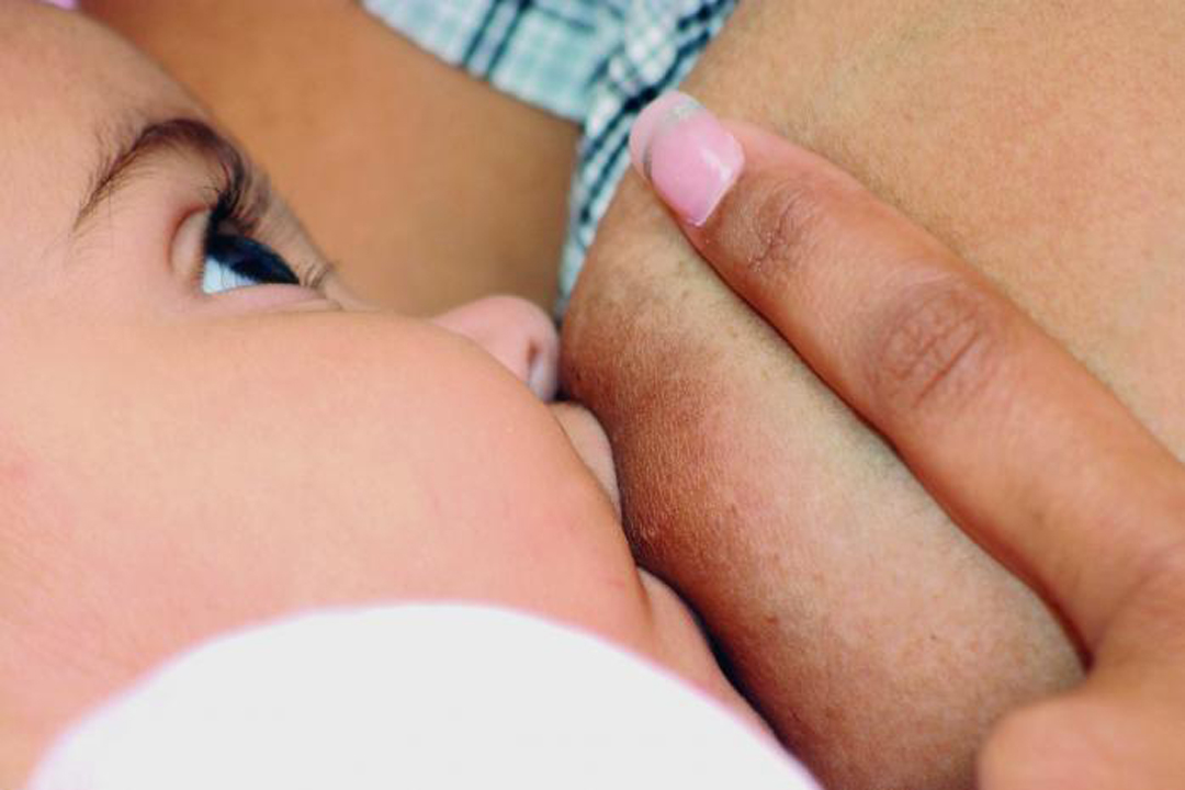 Bebe recibiendo lactancia materna