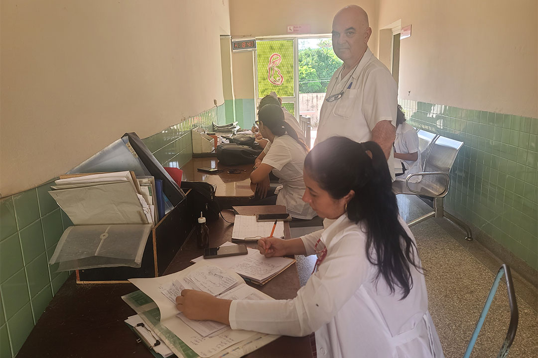 Doctor Juan Antonio Suárez y residentes participantes en el proyecto.